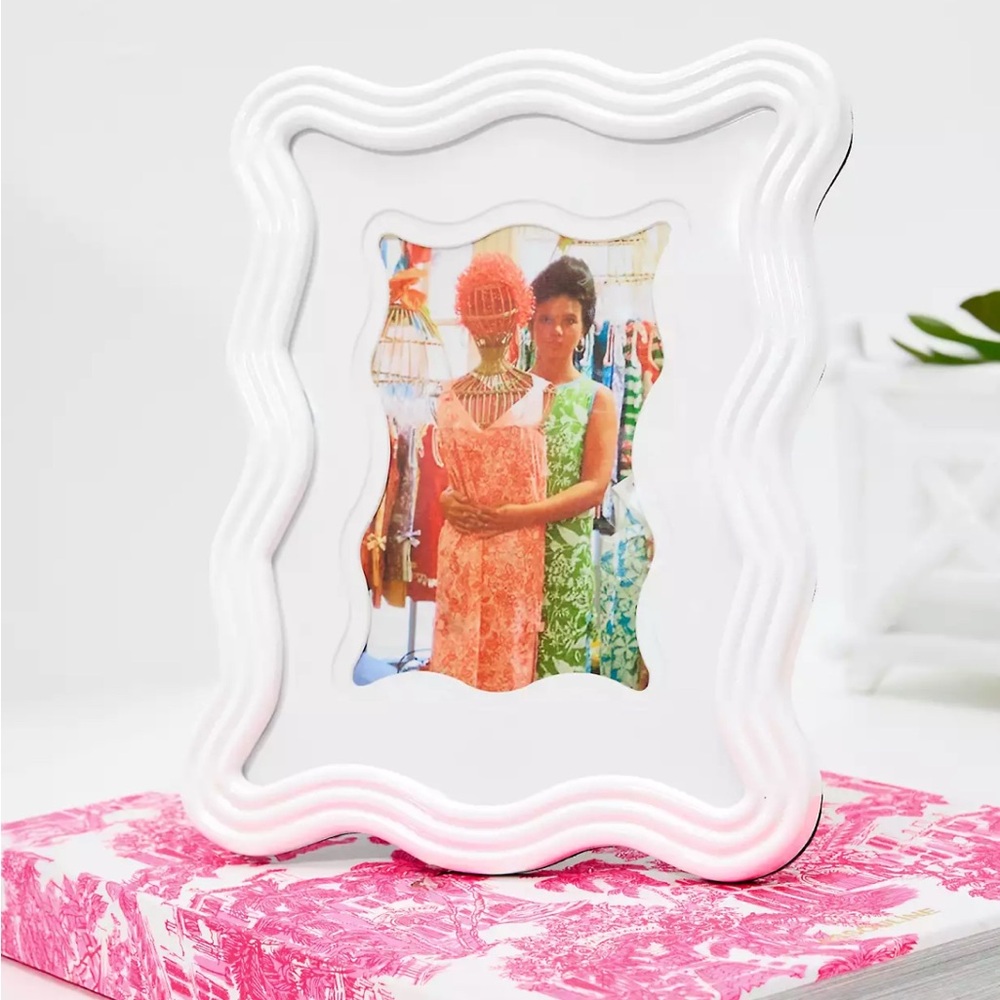 NIB Lilly Pulitzer Wavy Picture Frame